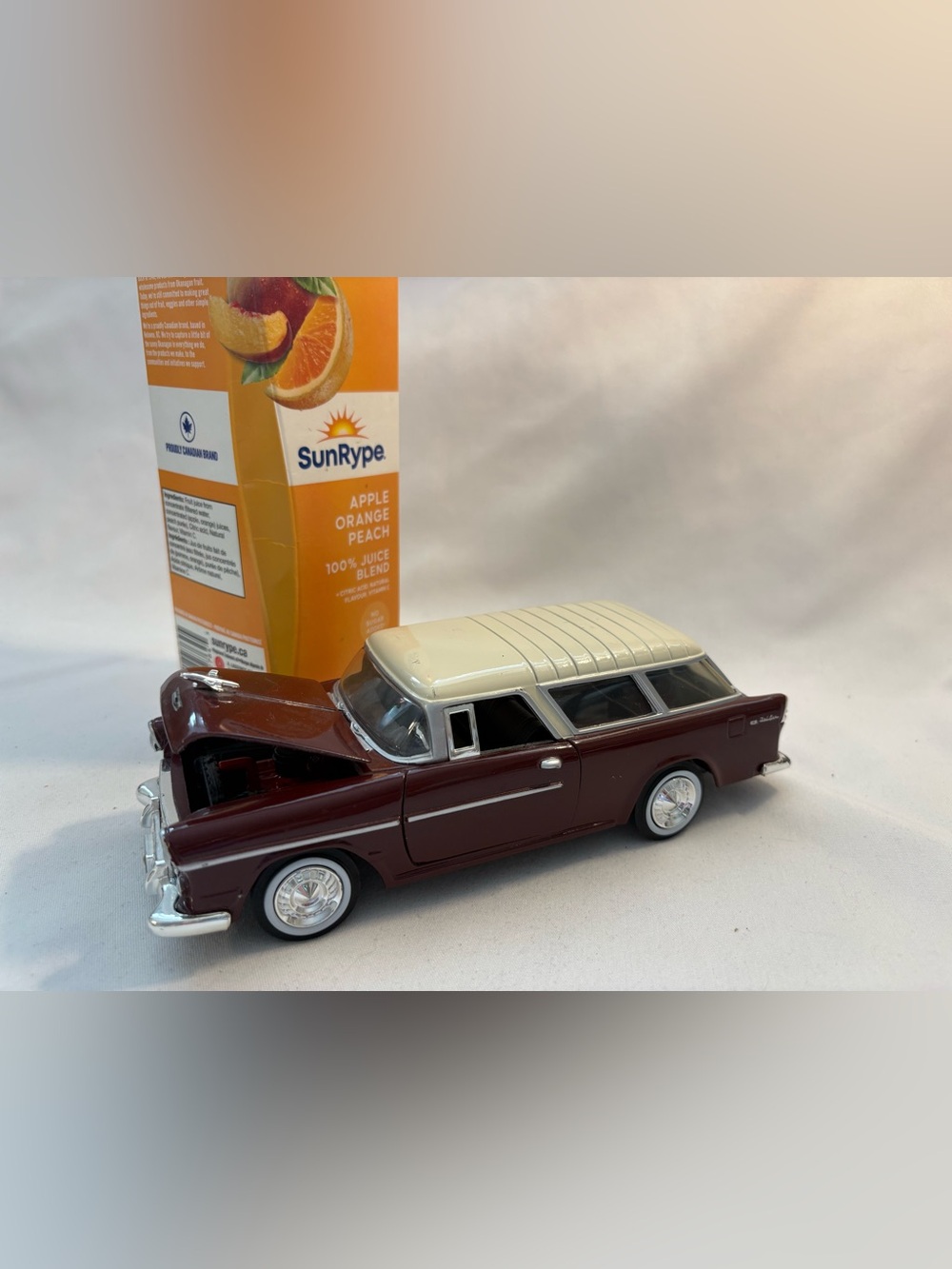 Die-cast, 1955 Chevrolet Bel-Air nomad, scale 1:24